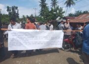 Warga Palas Blokir Jalan Provinsi