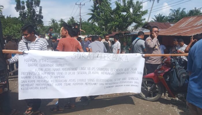 Warga Palas Blokir Jalan Provinsi
