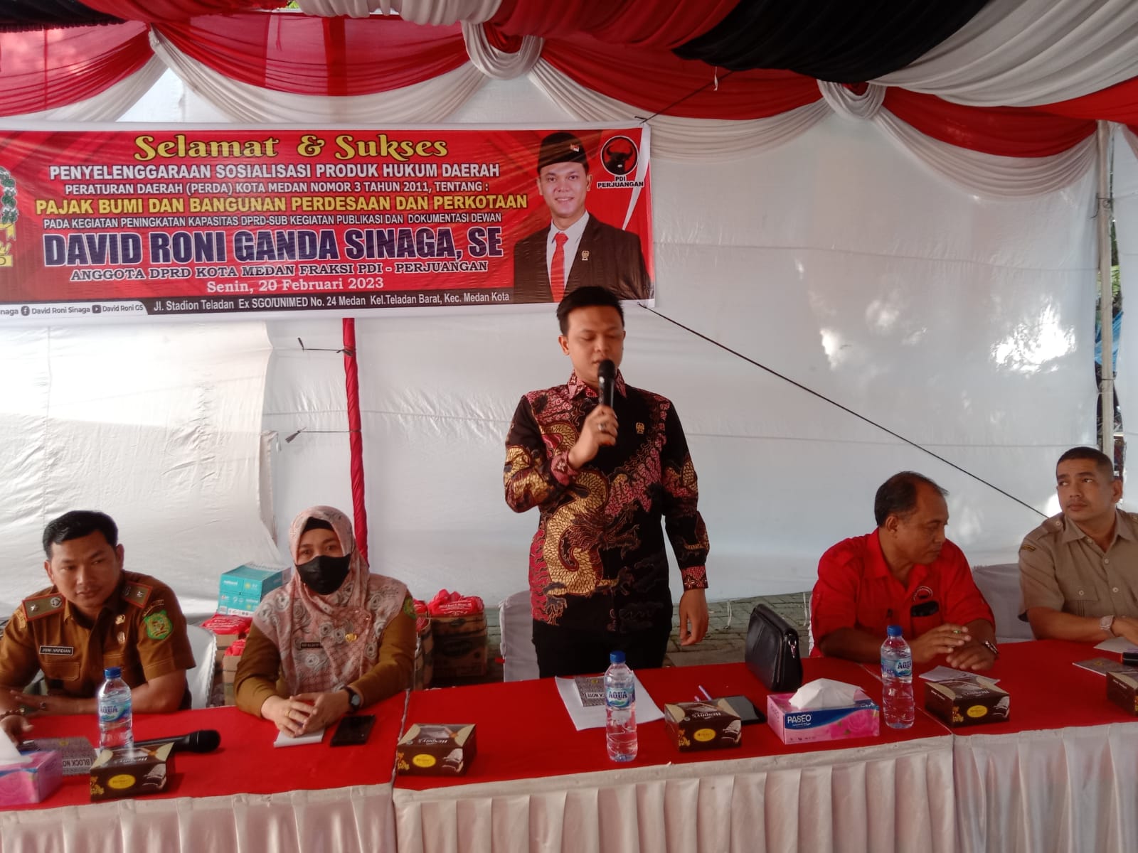 ANGGOTA DPRD Kota Medan, David Roni Ganda Sinaga saat Sosperda No.3 Tahun 2011 tentang PBB Perdesaan dan Perkotaan, di Jl.Stadion Teladan Ex SGO/UNIMED No.24 Kel Teladan Barat, Kec Medan Kota, Senin (20/2). Waspada/Yuni Naibaho