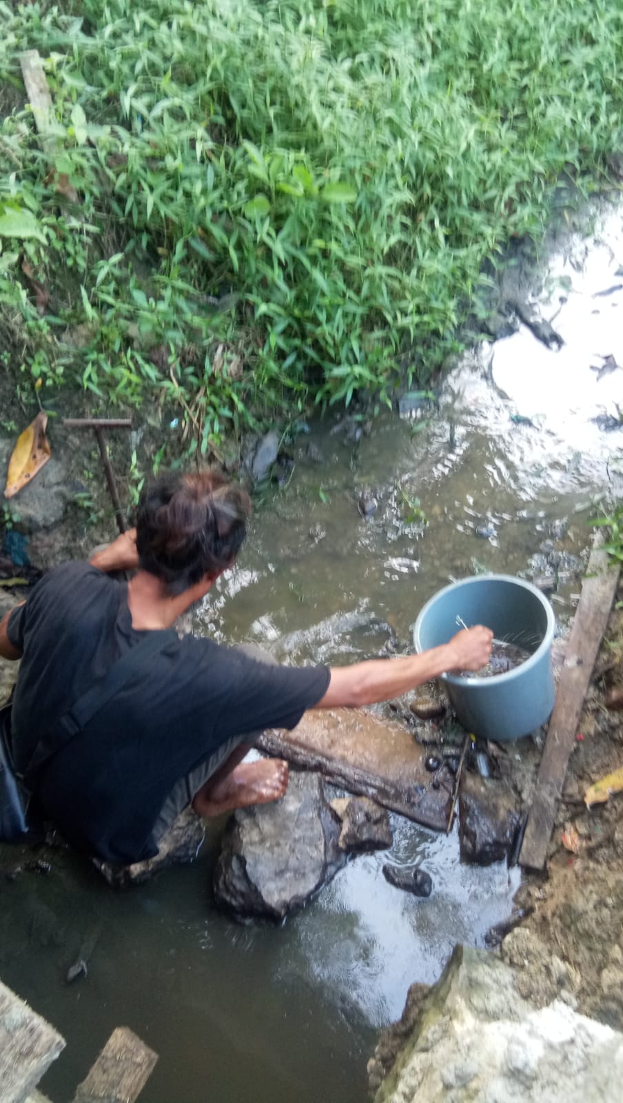 Di Besitang Tumpahan BBM Solar Ke Parit Mencemari Lingkungan, Warga Minta Dinas LH Turun