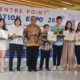 WAKIL Ketua Fraksi PDI Perjuangan DPRD Sumut Rudy Hermanto foto bersama para murid berprestasi dan orang tua pada acara Education Expo 2023 yang digelar di Center Point. Waspada/ist