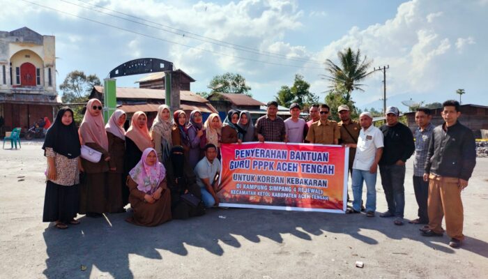 Guru PPPK Angkatan 2021 Bantu Korban Kebakaran Ketol