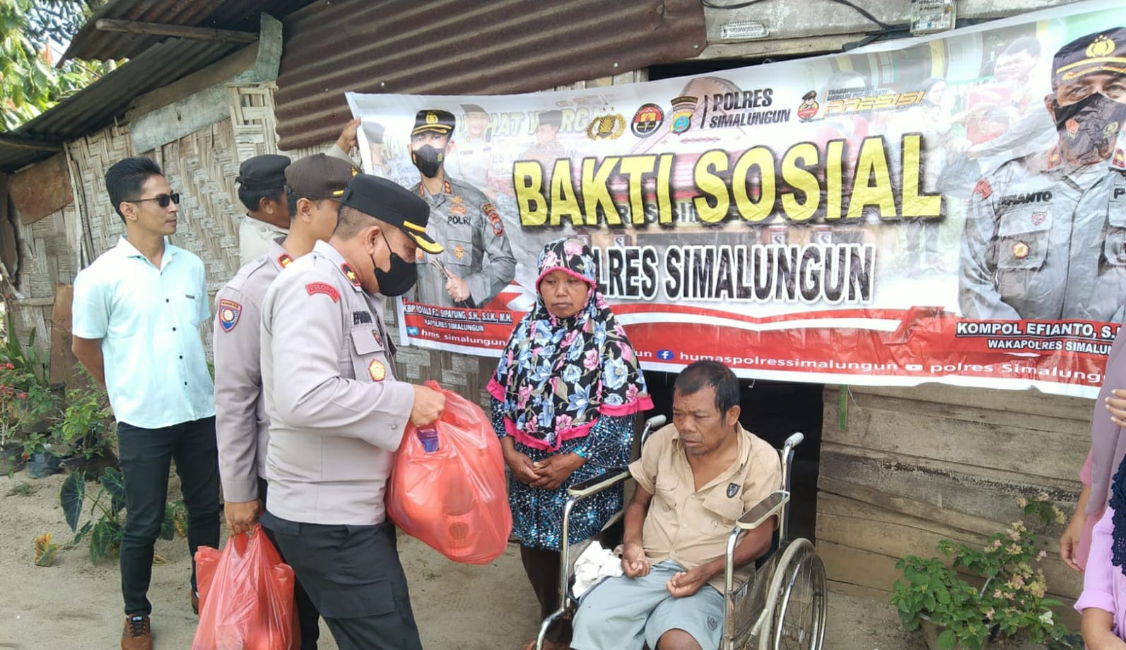 Polres Simalungun Serahkan Bansos Warga Yang Tinggal Di Daerah Kumuh