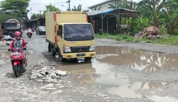 Jl. Platina 1 Medan Deli Rusak Parah