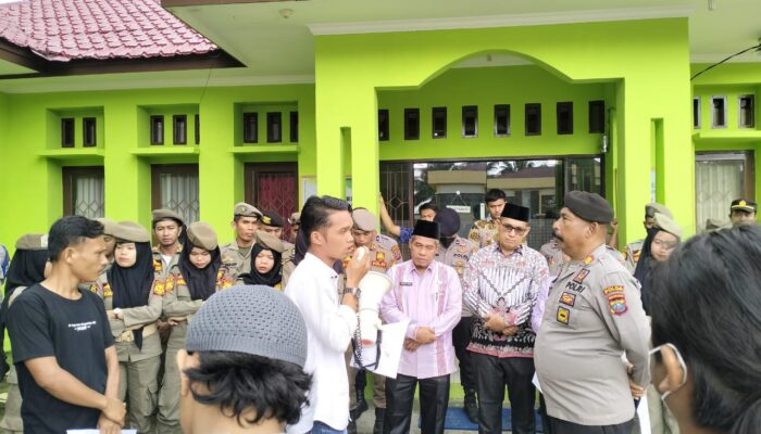 Kelompok Mahasiswa Unjuk Rasa Di Kemenag Palas Terkait Dugaan Pungli