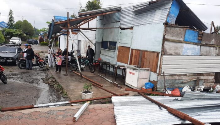 Angin Puting Beliung Rusak Kantin SMKN 1 Bener Meriah