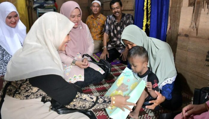 Ketua PKK Aceh Besar Besuk Dan Santuni Bocah Penderita Bocor Jantung