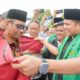 Berkunjung ke Pesantren Al-Kautsar Al-Akbar, Adlin Tambunan Ulosi Mahfud MD