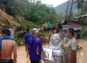 Badan Jalan Tertimbun Longsor, Lintas Sumut-Aceh Macet Total