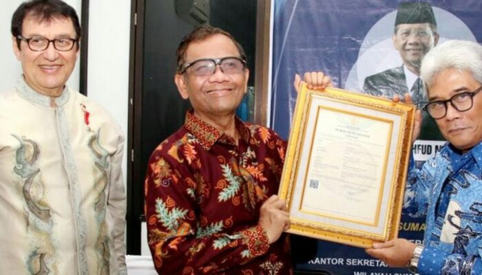 Menkopolhukam Serahkan HAKI Buku Peristiwa Berdarah P.Siantar  