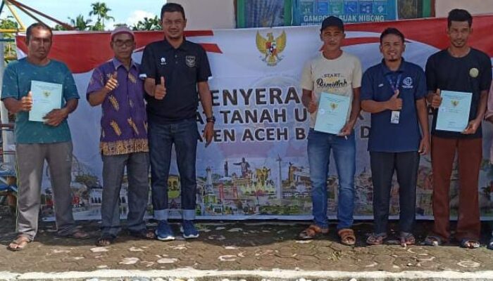 298 Warga Abdya Terima Sertifikat Tanah Gratis