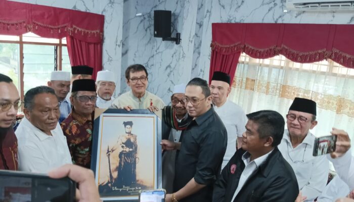 Paulus Sinambela Ulosi Dan Serahkan Lukisan Raja Sisingamangaraja XII Ke Menko Polhukam Mahfud MD