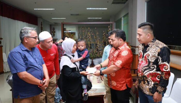 Pj Bupati Aceh Besar Antar Keberangkatan Pasien Bocor Jantung Dan Serahkan Santunan