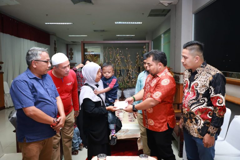Pj Bupati Aceh Besar Antar Keberangkatan Pasien Bocor Jantung Dan Serahkan Santunan