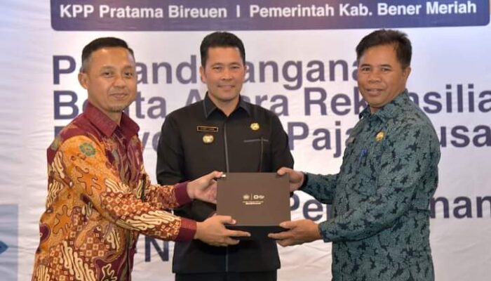 Pj Bupati Bener Meriah Terima Penghargaan Dari KPP Pratama Bireuen