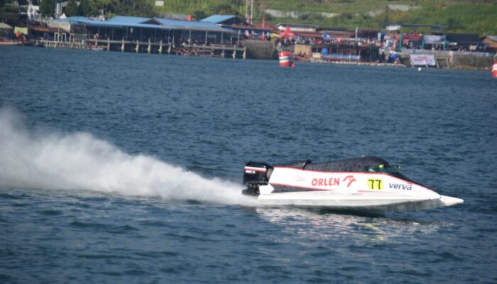 Bartek Marszalek Tercepat Di Babak Kualifikasi Formula1Powerboat Lake Toba