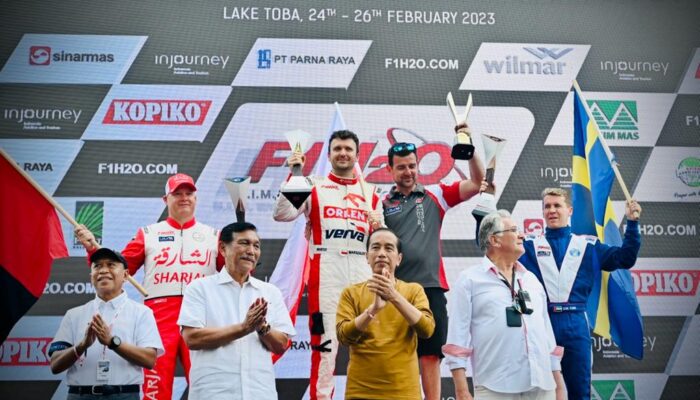 Bartek Marszalek Terima Bendera Merah Putih Dari Presiden Jokowi
