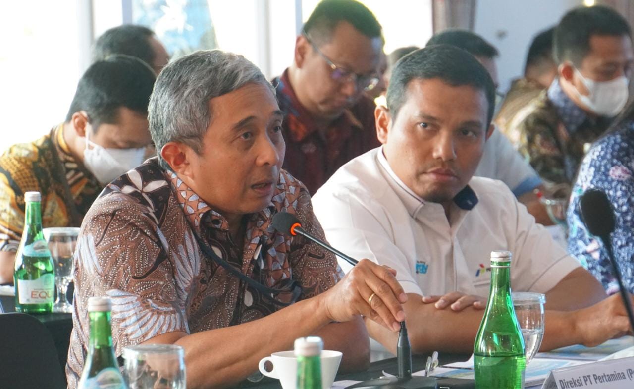 Direktur Logistik dan Infrastruktur PT Pertamina (Persero), Erry Widiastono didampingi Executive General Manager Pertamina Patra Niaga Regional Sumbagut, Freddy Anwar dalam acara Kunjungan Kerja Reses Komisi VI DPR RI ke Provinsi Sumatera Utara di Parapat, Sabtu (25/6) sore.