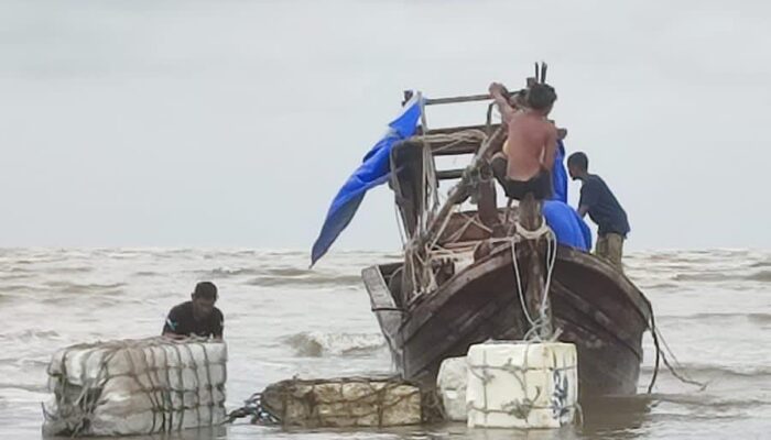 Kapal Ikan Tenggelam Dihantam Ombak Di Selat Malaka