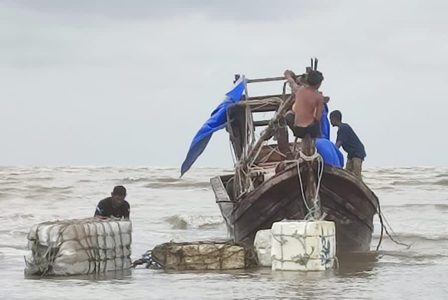 Kapal Ikan Tenggelam Dihantam Ombak Di Selat Malaka