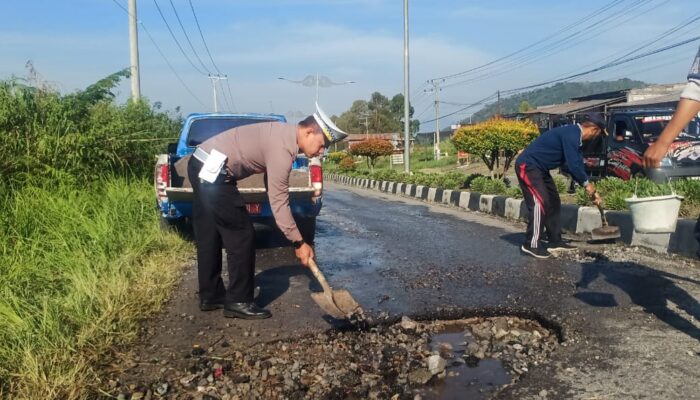 Kasat Lantas Dan Dishub Bener Meriah Tambal Jalan Berlubang