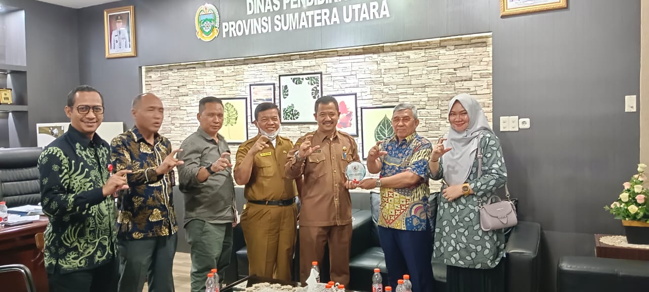 KADISDIK Sumut diwakili Sekretaris Disdikbud Sumut Murdianto Senin (27/2/2023) berfoto bersama Ketua Komisi Informasi (KI) Sumut Abdul dan para komisioner lainnya, di Kantor Disdik Sumut Jalan Teuku Cik Ditiro Medan. Waspada/ist