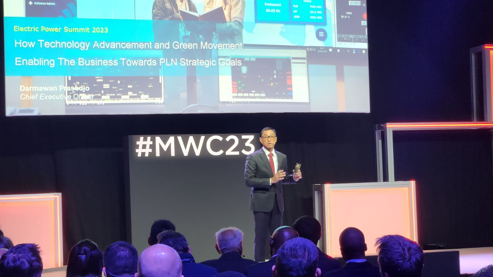 Direktur Utama PT PLN (Persero), Darmawan Prasodjo saat menjadi pembicara pada ajang Mobile World Congress (MWC) 2023 di Barcelona guna mengajak kekuatan internasional berkolaborasi dalam transisi energi.