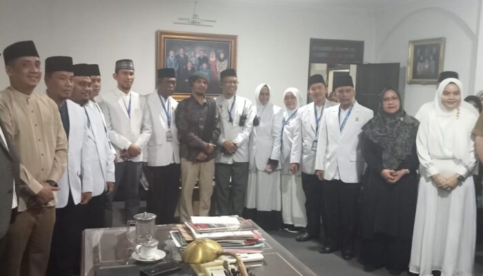 Ustadz Hanan Attaki Ajak Siswa Al Azhar Menjaga Shalat