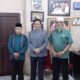 Ketua Dewan Kehormatan Penyelenggara Pemilu (DKPP) Heddy Lugito (tengah) didampingi Wapenjab Harian Waspada, Sofyan Harahap (kanan) dan Humas Erwan Effendi berfoto bersama usai beraudiensi di Bumi Warta Harian Waspada, Kamis (9/2). Waspada/Partono Budy