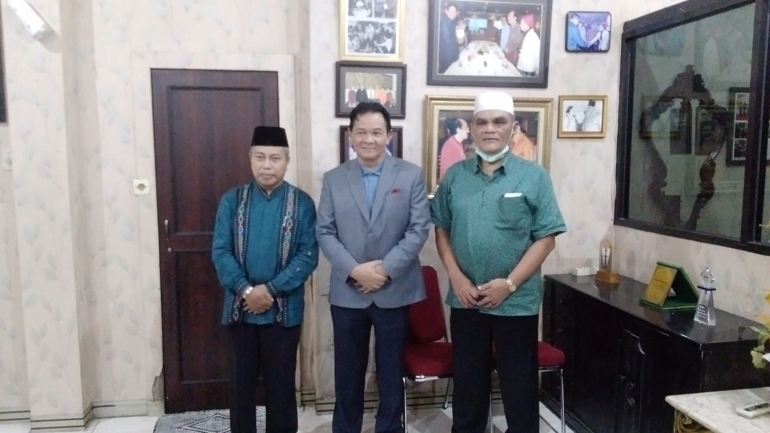 Ketua Dewan Kehormatan Penyelenggara Pemilu (DKPP) Heddy Lugito (tengah) didampingi Wapenjab Harian Waspada, Sofyan Harahap (kanan) dan Humas Erwan Effendi berfoto bersama usai beraudiensi di Bumi Warta Harian Waspada, Kamis (9/2). Waspada/Partono Budy