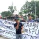 BELASAN elemen masyarakat dari Aliansi Mahasiswa Bersatu Labura (AMB-Labura) mengelar aksi damai di depan kantor Komisi Pemilihan Umum (KPU) Sumut, Senin (6/2). Waspada/Ist
