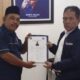 BAKAL calon legislatif (Bacaleg) Maruli Tua Pangihutan Sipayung (kiri) menyerahkan berkas pencalonannya sebagai bacaleg DPRD Sumut dari Partai NasDem yang diterima Ketua Sekretariat DPW Partai NasDem Sumut, Hasan Simatupang. Waspada/Ist