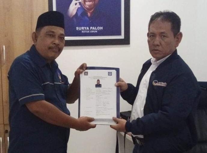 BAKAL calon legislatif (Bacaleg) Maruli Tua Pangihutan Sipayung (kiri) menyerahkan berkas pencalonannya sebagai bacaleg DPRD Sumut dari Partai NasDem yang diterima Ketua Sekretariat DPW Partai NasDem Sumut, Hasan Simatupang. Waspada/Ist