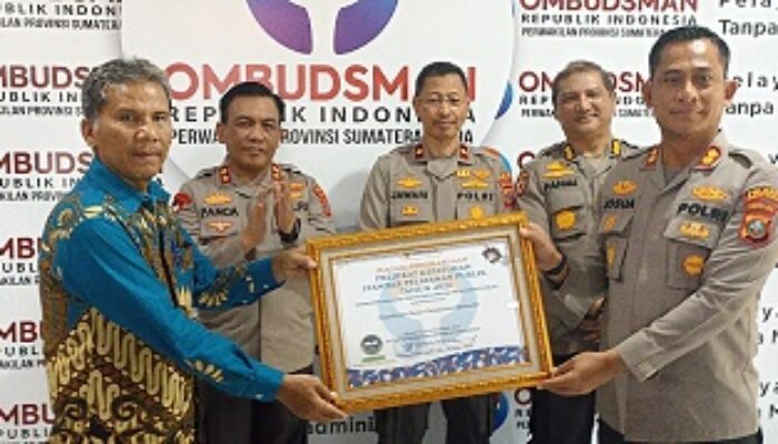 Kapolres Pelabuhan Belawan Terima Penghargaan Kepatuhan Tinggi Pelayanan Publik Dari Ombudsman RI