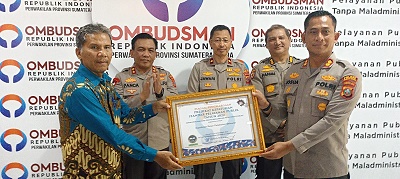 KAPOLRES Pelabuhan Belawan AKBP Josua Tampubolon SH MH, menerima penghargaan kepatuhan tinggi pelayanan publik dari Ombudsman RI Perwakilan Sumut, yang disaksikan Kapolda Sumut, Wakapolda Sumut dan Irwasda Polda Sumut, Kamis (2/2) di Kantor Ombudsman Sumut, Jalan Sei Besitang Medan. Waspada/Hasan Basri