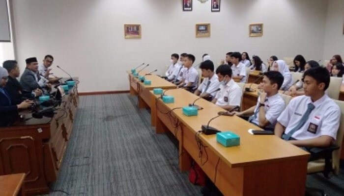 ARS Ajak Siswa Bercita-cita Jadi Anggota DPRD