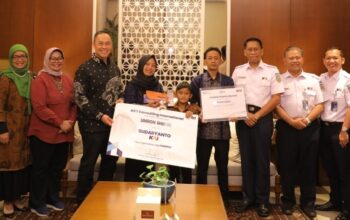 Petugas Kebersihan   Dapat Hadiah Umroh dari Ary Ginanjar Agustian