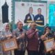 Prof.Dr. Ir.Darmayanti Lubis (kanan) menerima penghargaan diberikan Gubsu Edy Rahmayadi didampingi Ketua PWI Pusat Atal Depari. Waspada/Anum Saskia