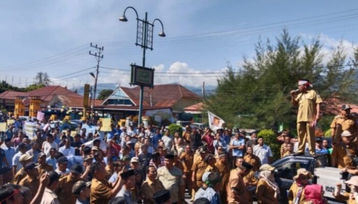 Siltap Diturunkan, Ribuan Pengulu Dan Perangkat Kute Demo DPRK Agara