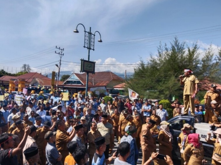 PEMKAB turunkan Siltap, ribuan pengulu kute demo DPRK Agara. Waspada/Seh Muhammad Amin