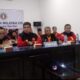 Anggota DPRD Sumut yang juga Ketua Tapak Suci Putra Muhammadiyah, Ahmad Fauzan (dua kiri) dan pengurus memberikan keterangan, di Medan, Selasa malam (21/2). Waspada/Partono Budy