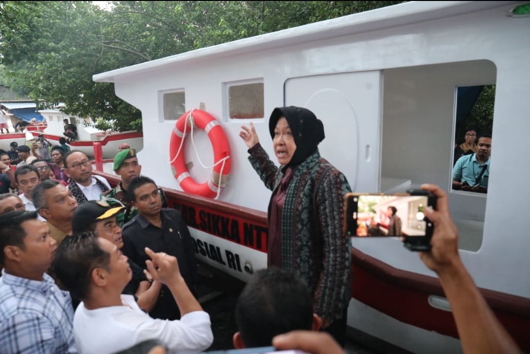 Mensos Risma Serahkan 25 Kapal Nelayan, Bupati Sikka: Terima Kasih Bu Menteri!