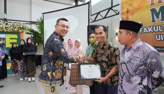 Sunarji Harahap Terima Penghargaan Penulis Paling Produktif Di Media Massa