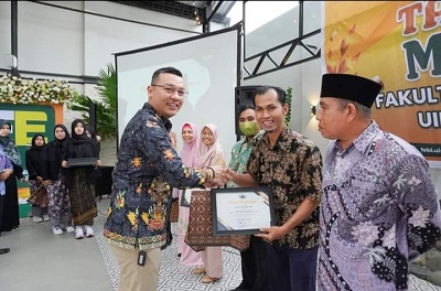 SUNARJI Harahap, MM (kanan) menerima penghargaan pada acara tasyakuran Milad ke 9 Fakutas Ekonomi dan Bisnis Islam (FEBI) UIN Sumatera Utara, di Medan, 21 Desember 2022 lalu. Waspada/Ist