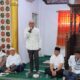 Anggota DPRD Sumut H Santoso SH MH memberi kata sambutan pada acara pelepasan jamaah haji umroh dari Aek Kuasan, Asahan. Waspada/Ist