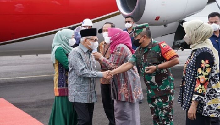 Pangdam I/BB Sambut Kedatangan Wapres Di Tapteng