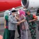 PANGDAM I/Bukit Barisan Mayjen TNI A. Daniel Chardin, SE, MSi didampingi Istri, Ketua Persit KCK PD I BB Ny Intan Chardin dan unsur Forkopimda Tapanuli Tengah menyambut kedatangan Wakil Presiden RI, KH Ma'ruf Amin dan Ibu Hj Wury Ma'ruf Amin saat kunjungan kerja ke Tapanuli Tengah, Sumatera Utara, Selasa (14/2) sore. Waspada/Ist