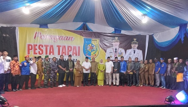 BUPATI Batubara Ir.H.Zahir, M.AP pada pembukaan perayaan pesta tapai masyarakat pesisir di Desa Dahari Selebar, Kecamatan Talawi. Waspada/Iwan Has