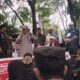 USTAD Zainuddin mewakili peserta aksi menyampaikan protes pembakaran Al Quran ketika bersama ratusan alansi Ormas Islam berunjukrasa di depan gedung DPRD Sumut, Kamis (3/2). Waspada/Partono Budy