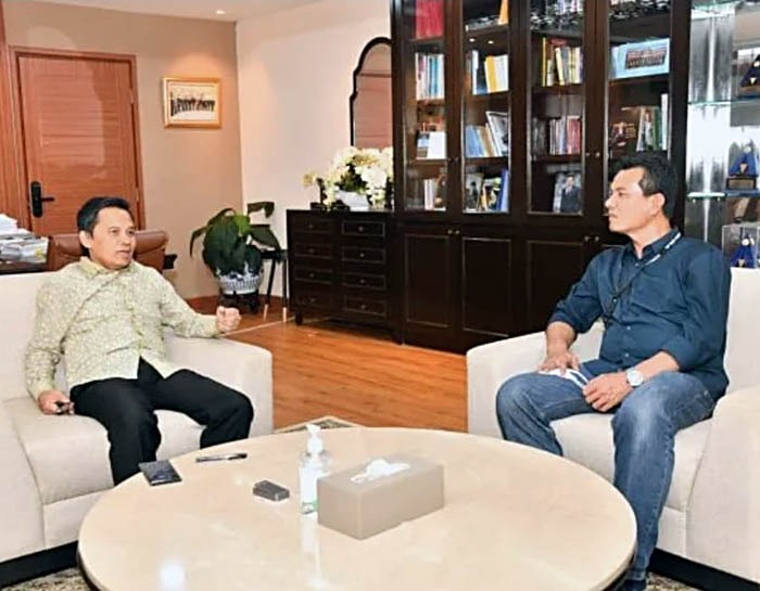 DEKAN FH UMSU Dr. Faisal, SH,M.Hum (kanan) berbincang dengan Setjen MPR RI Prof. Dr. Ma’ruf Cahyono, SH, MH di gedung MPR RI Jakarta, Selasa (31/1). Waspada/Ist